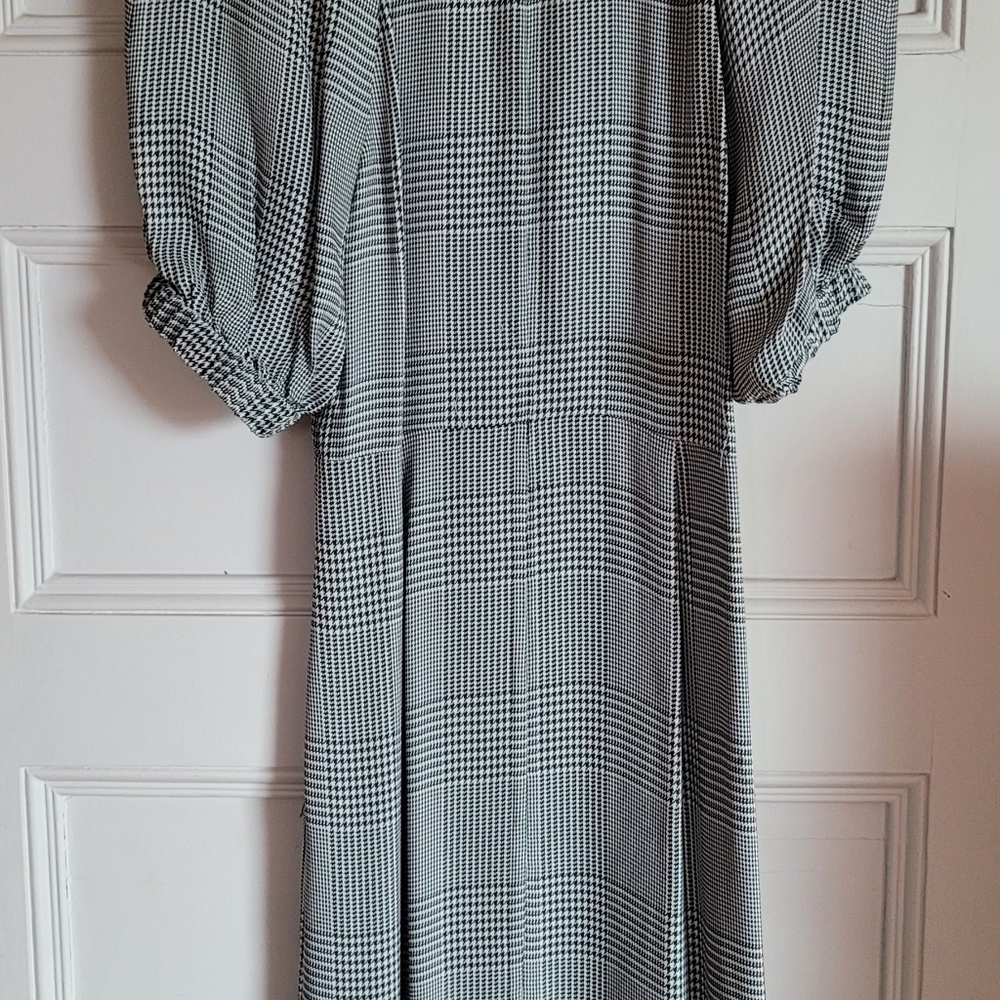 Lewit women’s black and white
Plaid dress - size 8 - Picture 9 of 9